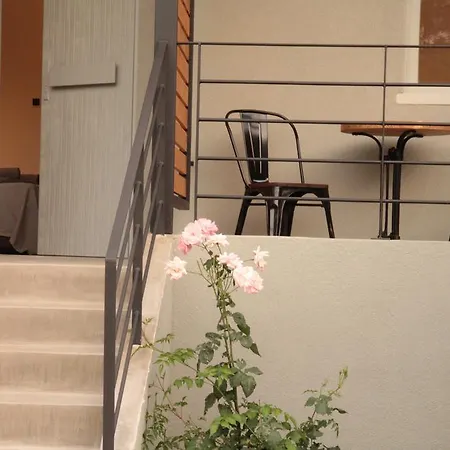 Eva 's Paradise Pefkari